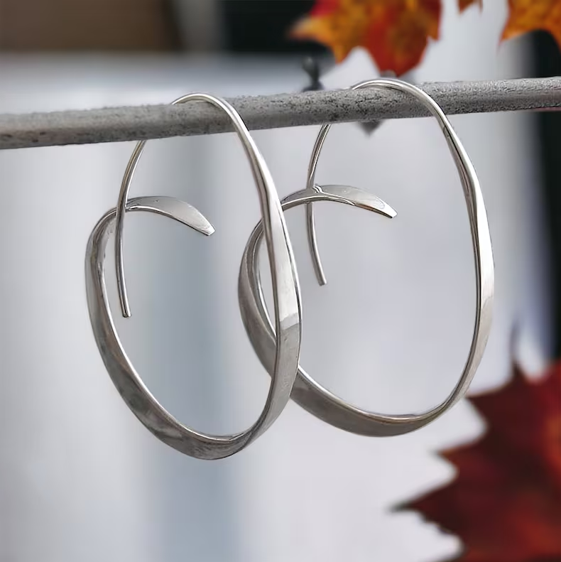 Kaunis Hopea Korvarengas ainutlaatuisella tyylillä