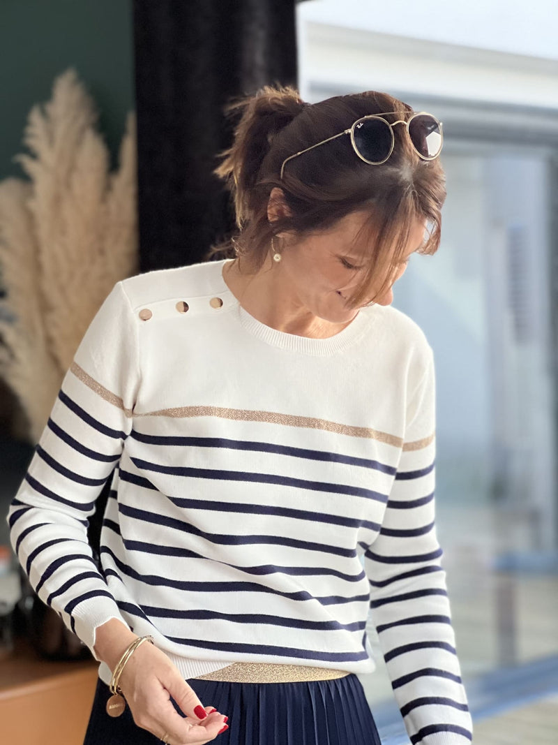 Effortlessly Elegant Sweater with a Timeless Design