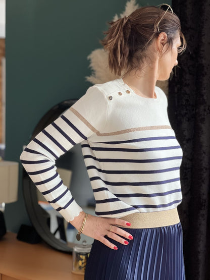 Effortlessly Elegant Sweater with a Timeless Design