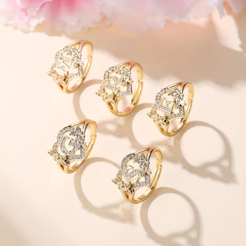 Romanttinen Kulta Sormus erityisiin hetkiin