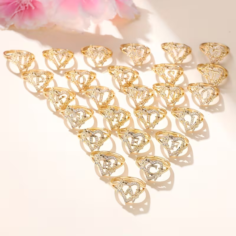 Romanttinen Kulta Sormus erityisiin hetkiin