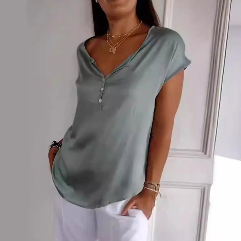 Well Tailored Blouse with a Graceful Silhouette