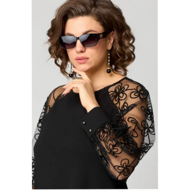 Beautifully Finished Dress in a Timeless Design