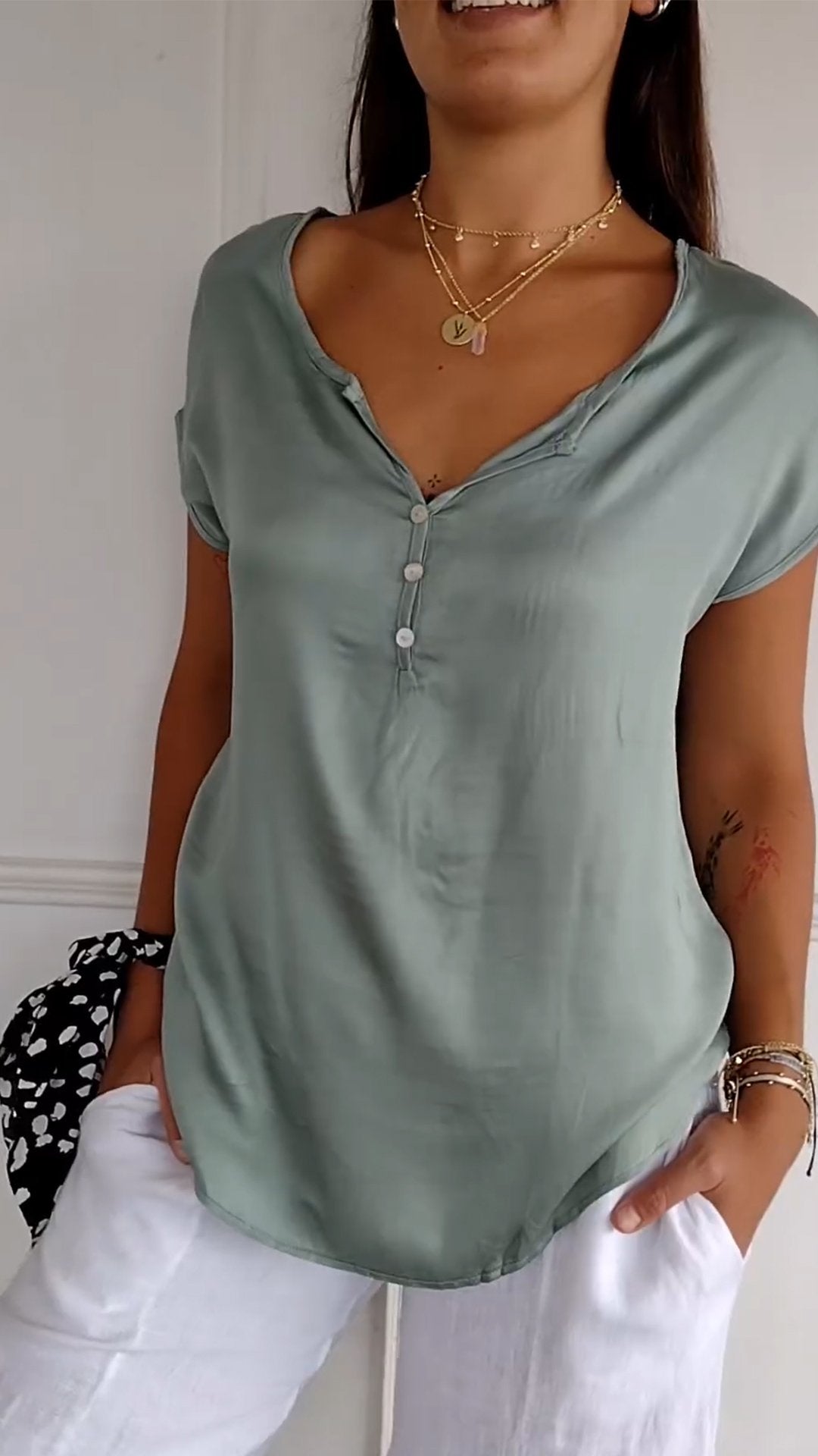 Well Tailored Blouse with a Graceful Silhouette