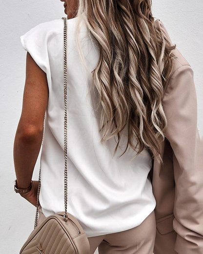 Well Tailored Blouse with a Graceful Silhouette