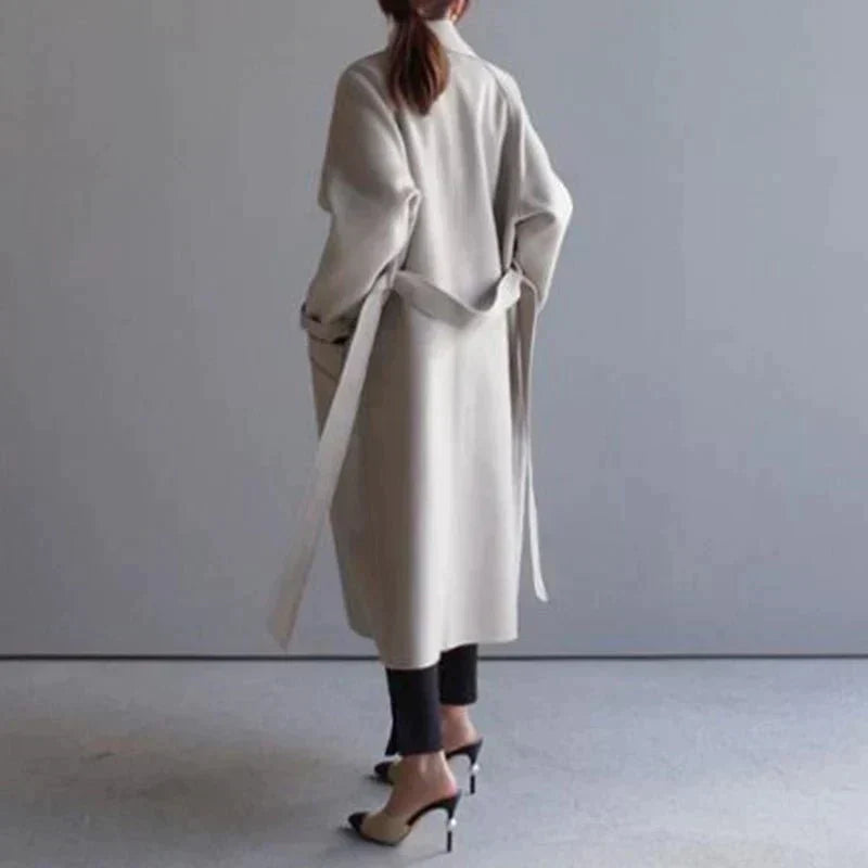 Well Tailored Coat with a Graceful Silhouette