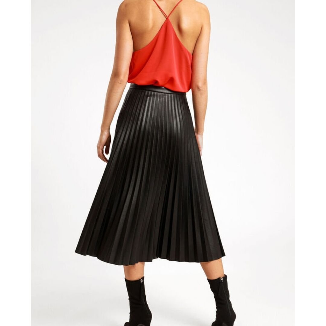 Effortlessly Elegant Garment with a Timeless Design