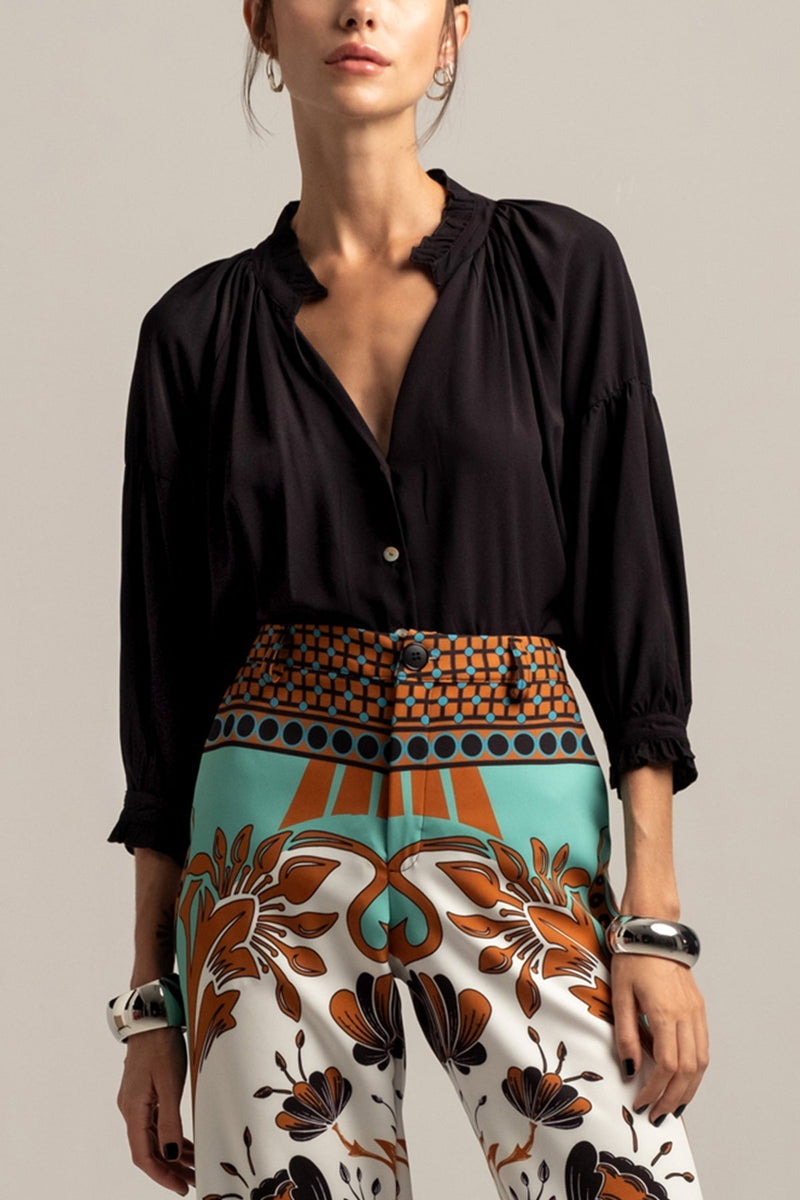 Effortlessly Elegant Blouse with a Timeless Design
