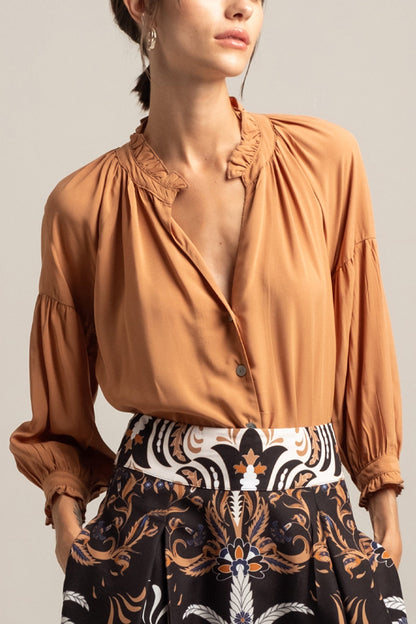 Effortlessly Elegant Blouse with a Timeless Design