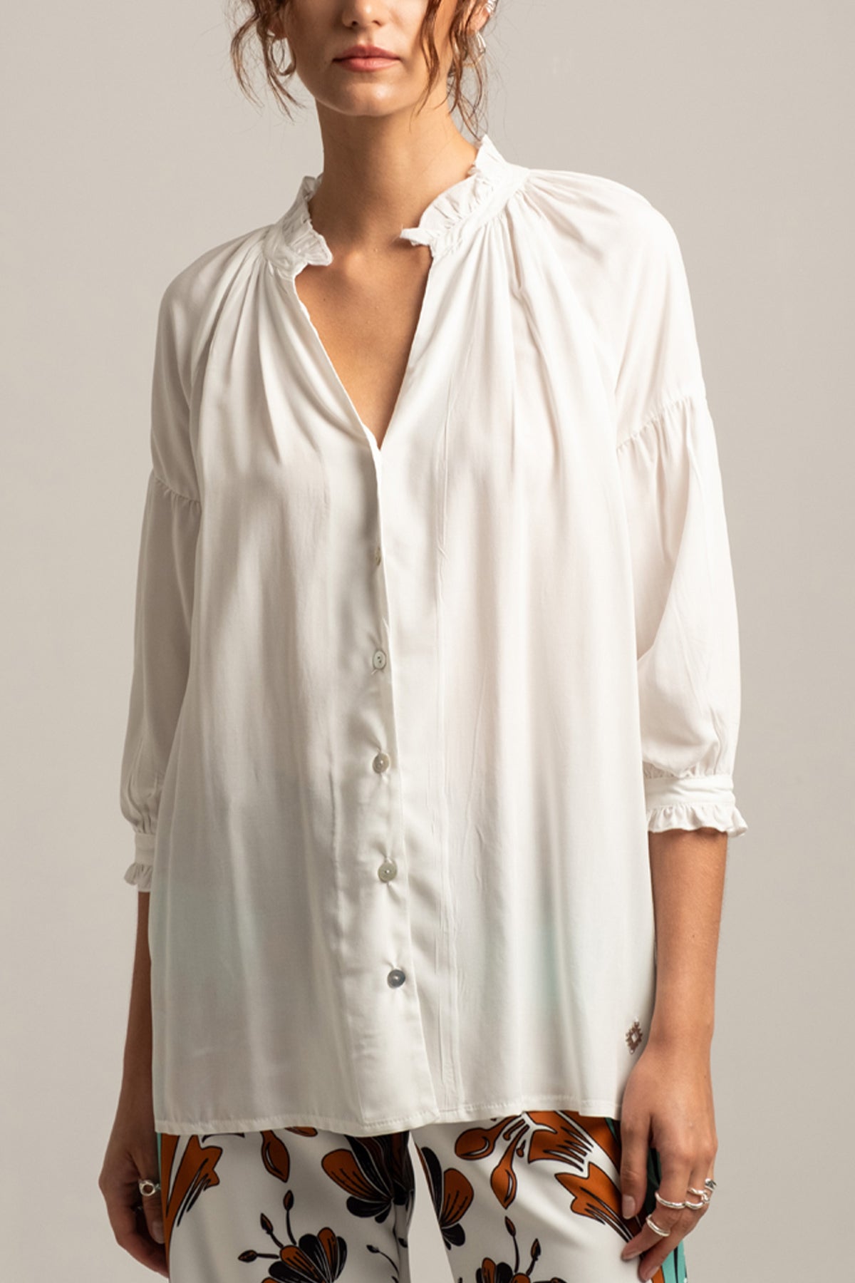Effortlessly Elegant Blouse with a Timeless Design