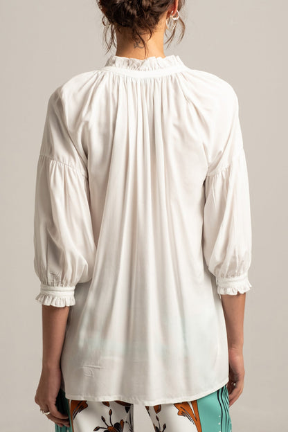 Effortlessly Elegant Blouse with a Timeless Design