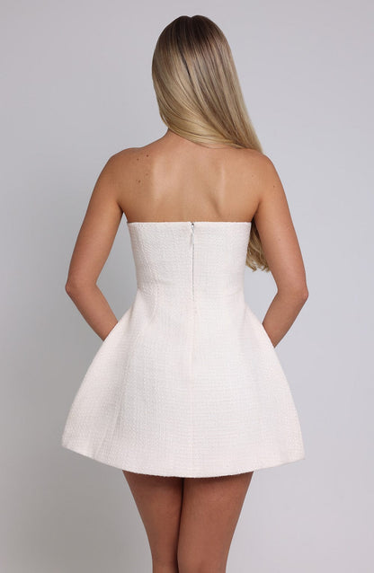 Effortlessly Elegant Garment with a Timeless Design