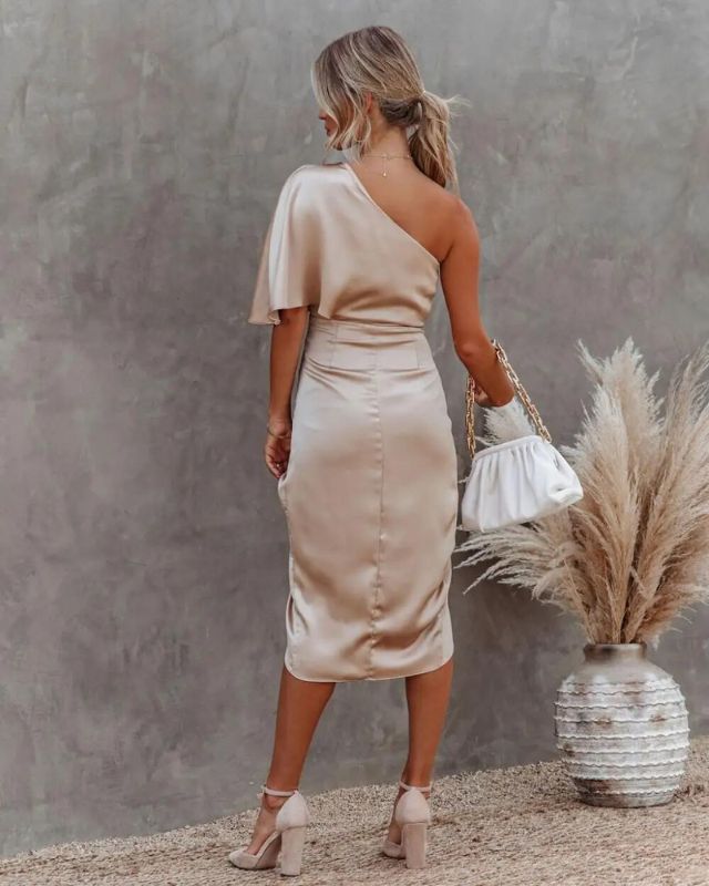 Well Tailored Garment with a Graceful Silhouette