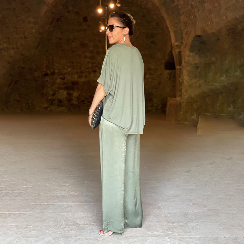 Effortlessly Elegant Garment with a Timeless Design