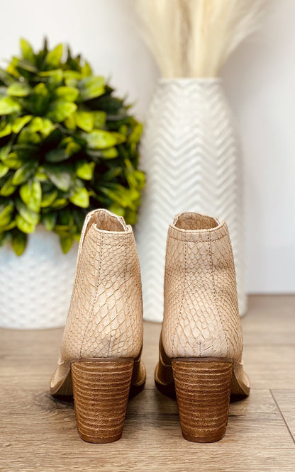Chic Orthopedic Shoes with Unique Design