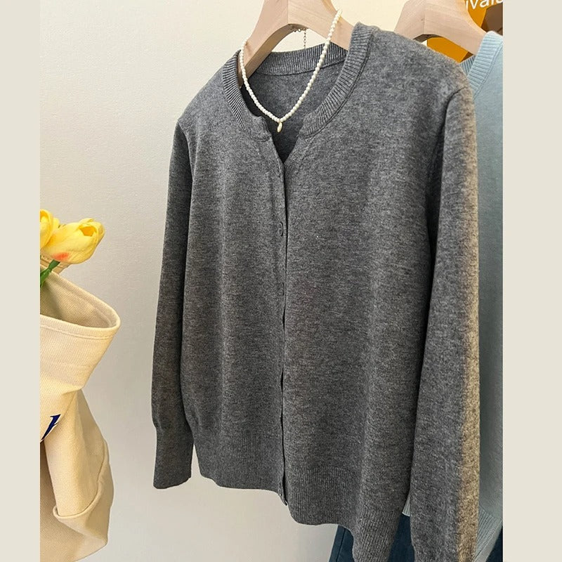 Effortlessly Elegant Sweater with a Timeless Design