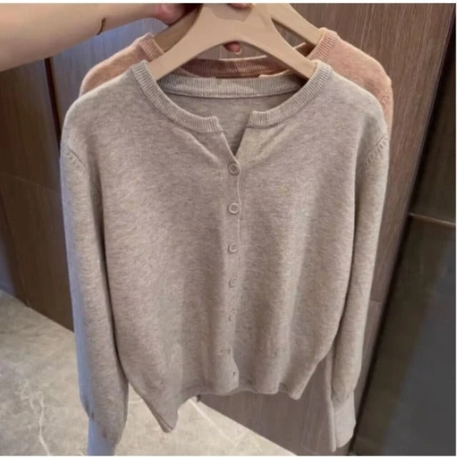 Effortlessly Elegant Sweater with a Timeless Design