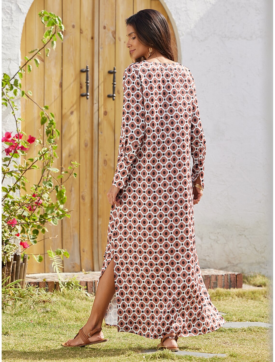 Beautifully Finished Dress in a Timeless Design