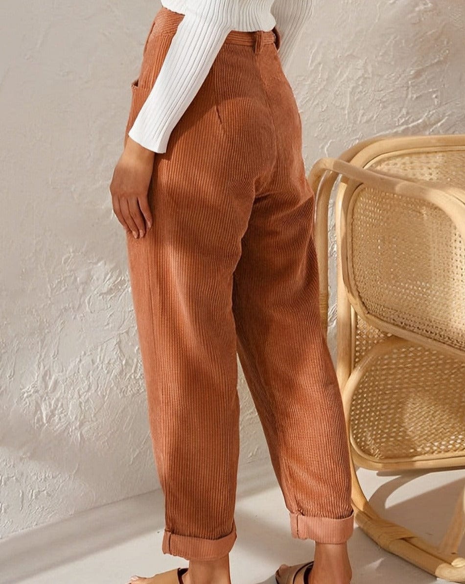 Effortlessly Elegant Trousers with a Timeless Design
